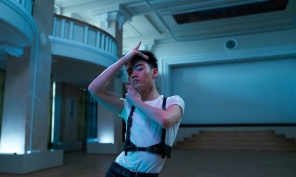 Zdjęcie do artykułu: Teatr jednego gestu – siła mowy ciała na scenie