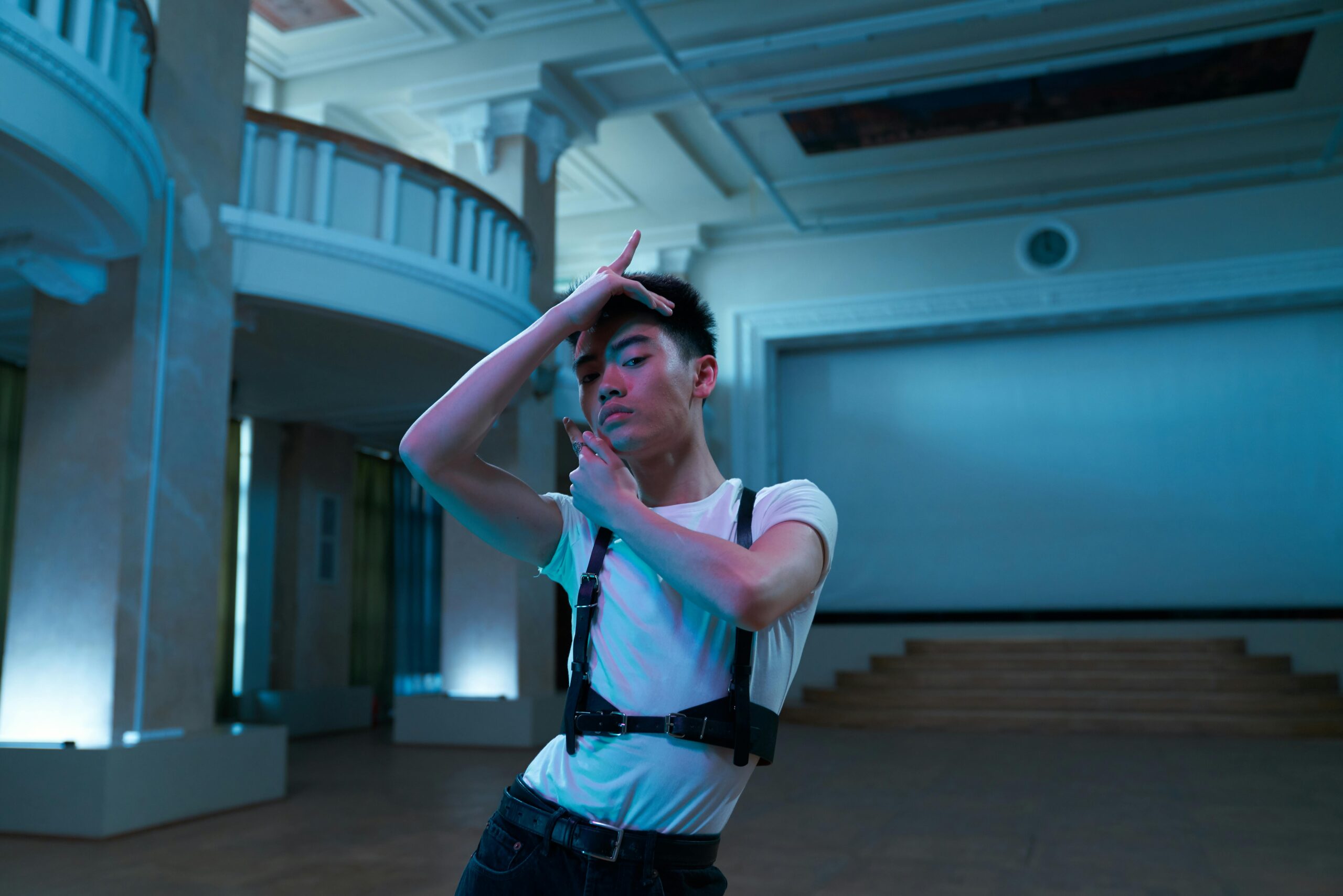 Zdjęcie do artykułu: Teatr jednego gestu – siła mowy ciała na scenie